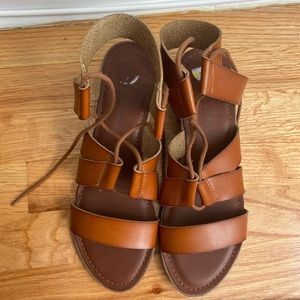 Low heeled leather sandal with ankle tie